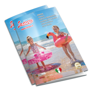 Copertina catalogo con famiglia sulla spiaggia